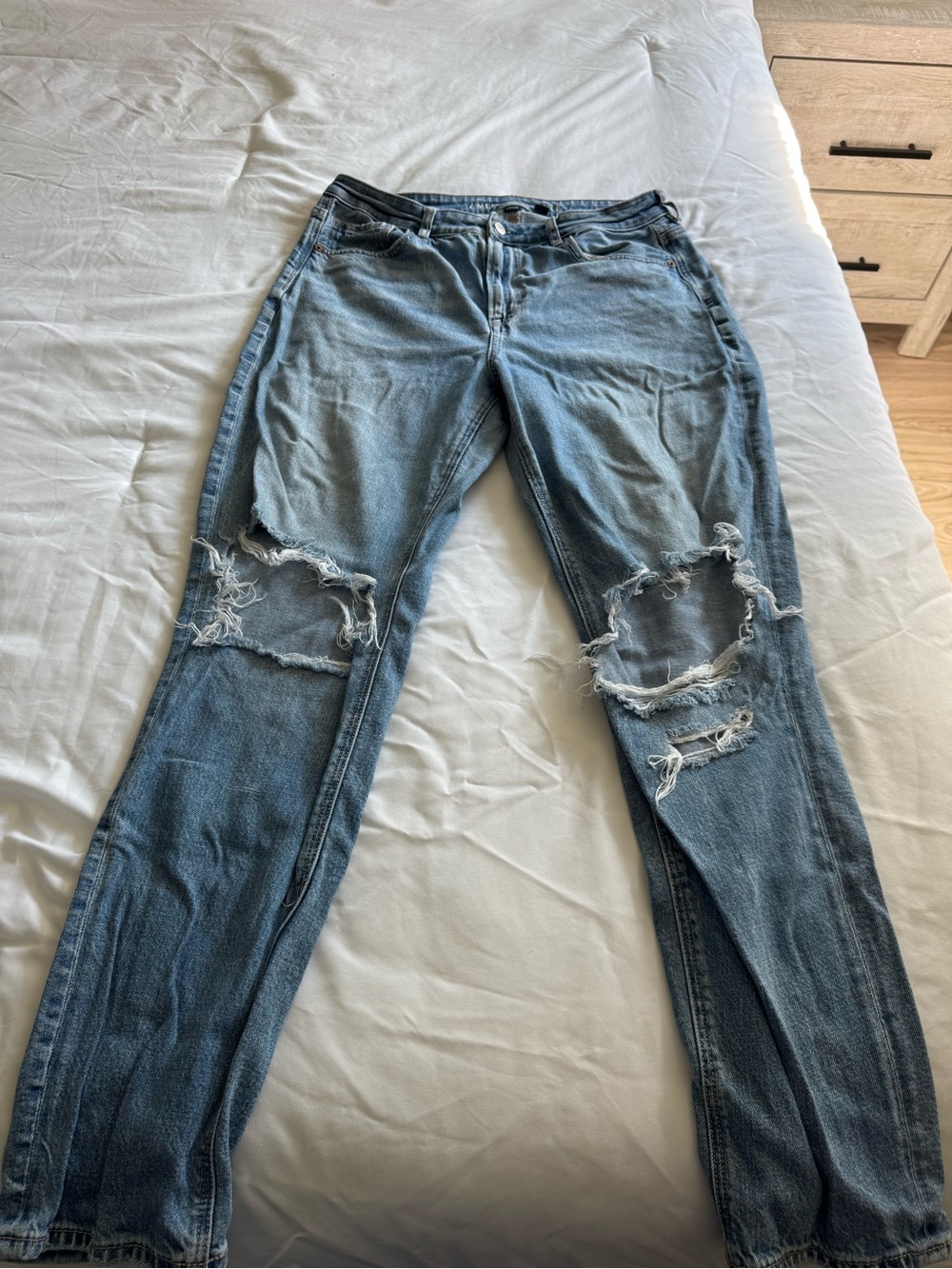 American Eagle Outfitters Women's Light Blue Ripped Skinny Jeans